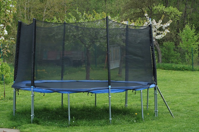 trampolína s ochrannou sítí na zahradě.jpg